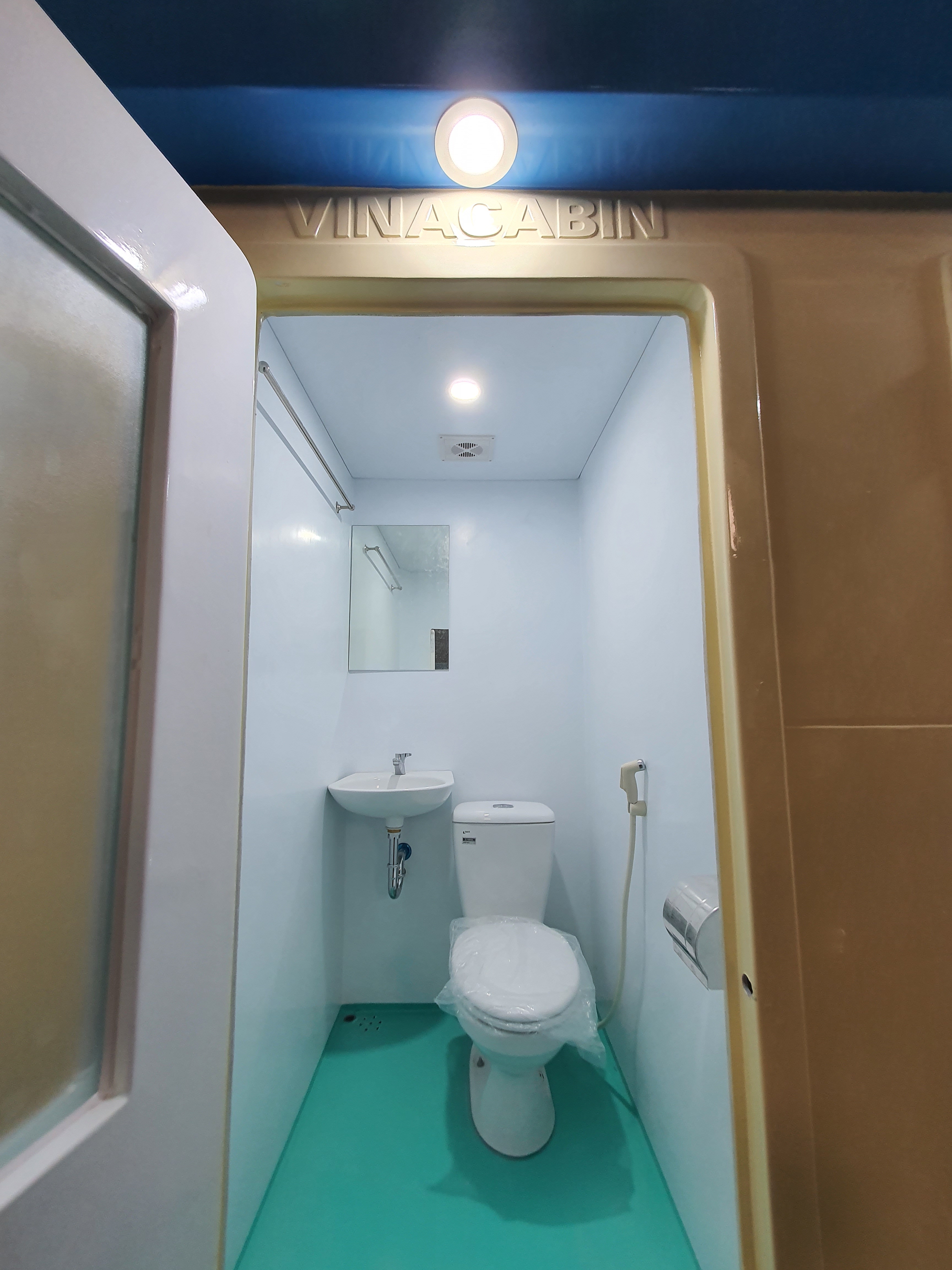 Nội thất nhà vệ sinh di động Vinacabin V18