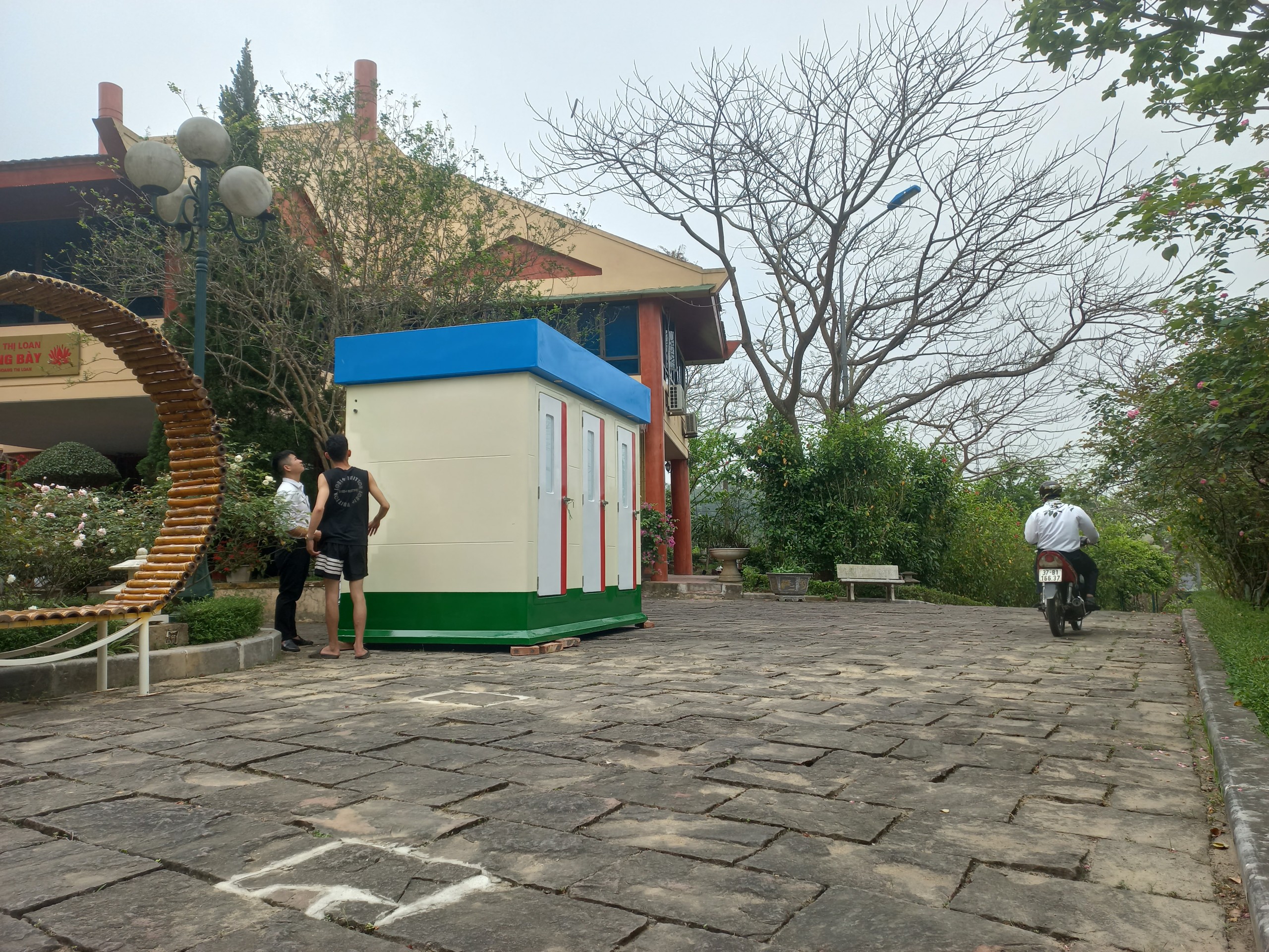 Giao nhà vệ sinh di động tại khu di tích Làng Sen - Kim Liên 